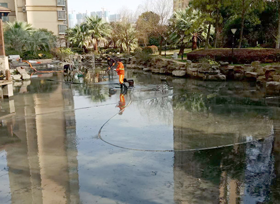 南口街道景观池淤泥清理