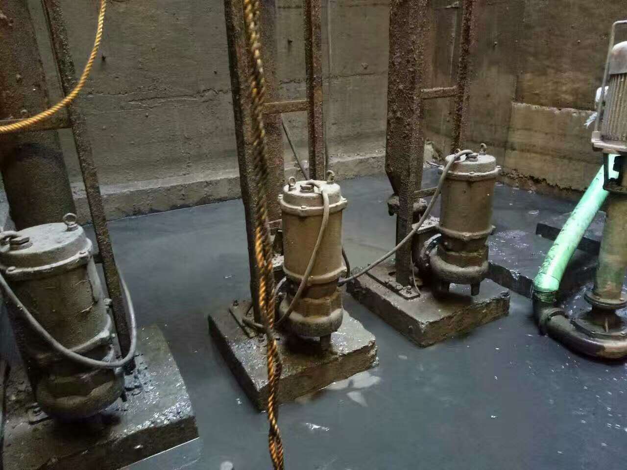 南口街道污水池清理